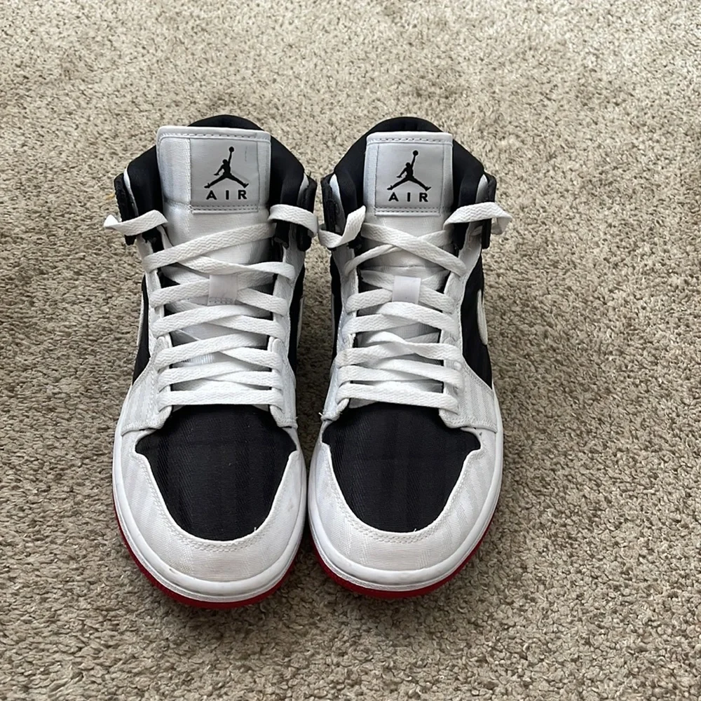 Limited Edition Air Jordan’s😍😍 - Picture 2 of 3